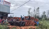 Giá ngói, tôn, gạch…ở Quảng Ngãi tăng bất thường sau bão số 9. Ảnh: Nguyễn Ngọc