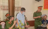 Công an đọc các quyết định khởi tố vụ án, khởi tố bị can và khám xét nơi làm việc của Giám đốc CDC Nam Định và 4 thuộc cấp - Ảnh: Hoàng Long