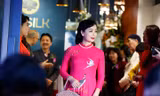 Nghệ sĩ Chiều Xuân rạng rỡ trong áo dài OZ Silk