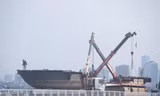 Vì sao đã hoàn thành cưỡng chế vẫn còn một tàu lênh đênh trên Hồ Tây?