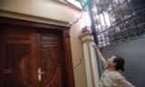 Một ngôi nhà liền kề với tường nứt toác tại KĐT Văn Phú