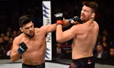 Michael Bisping (phải) đổ gục sau khi dính cú đòn này.