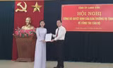 Lãnh đạo Tỉnh ủy Lạng Sơn trao Quyết định cho bà Đoàn Thu Hà. Ảnh: Duy Chiến