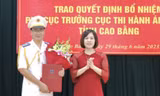 Lãnh đạo Cục thi hành án Cao Bằng trao quyết định cho ông Chu Thanh Hà. 