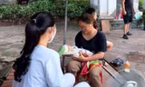Bé gái sơ sinh bị bỏ lại ở cổng đền lúc rạng sáng