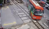 Tài xế xe khách phóng nhanh, đâm rào chắn đường sắt xuyên ô tô
