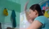Bảo mẫu ra tay đánh các bé trong lúc cho ăn - Ảnh Cắt từ clip. 