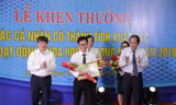 ThS. Lê Văn Chung, đại diện nhóm Ứng dụng 3D trong Y học nhận Bằng khen của UBND Đà Nẵng.