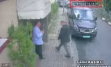 Nhà báo Khashoggi (áo vest đen) đến lãnh sự quán Ả Rập Saudi tại Istanbul (Thổ Nhĩ Kỳ) hôm 2/10. Ảnh cắt từ video