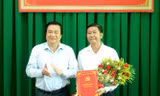 Bí thư Tỉnh ủy Long An Phạm Văn Rạnh trao quyết định và chúc mừng đồng chí Võ Thành Trí.