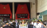 Bạn bè, người thân thắp nhang trước khi làm lễ động quan đưa nhà thơ Thanh Tùng về nơi an nghỉ cuối cùng. Ảnh: Hoàng Nhân