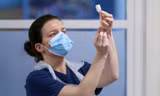 Các nhà sản xuất vắc-xin đang kiểm tra tác dụng của sản phẩm đối với SARS-CoV-2 chủng mới ở Anh. Ảnh: Reuters