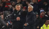 HLV M.U mỉa mai thâm sâu Mourinho trước đại chiến