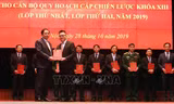 Ông Phạm Minh Chính, Trưởng Ban Tổ chức Trung ương trao Giấy Chứng nhận tốt nghiệp cho học viên (ảnh TTXVN)
