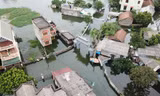 Toàn cảnh xã ngoại thành Hà Nội ngập sâu dưới nước nhìn từ Flycam