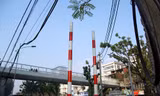 Cột biển giao thông giăng kín vỉa hè sau khi dỡ hình thù lạ