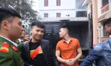 Ngô Bá Khá tươi cười khi bị dẫn giải vào phòng xét xử. Ảnh: Xuân Ân.