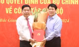 Thường trực Ban Bí thư Lương Cường trao quyết định và tặng hoa chúc mừng tân Bí thư Tỉnh ủy Bắc Giang.
