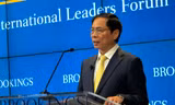 Bộ trưởng Bùi Thanh Sơn phát biểu tại Viện Brookings. (Ảnh: Mofa)