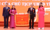 Đảng bộ Khối CCQ tỉnh Lạng Sơn nhận cờ thi đua của Thủ tướng Chính phủ. 