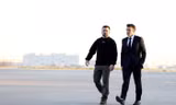 Tổng thống Pháp Emmanuel Macron và người đồng cấp Ukraine Volodymir Zelensky cùng ra sân bay sang Brussels dự thượng đỉnh EU ngày 9/2