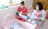 Tôn vinh những 'người mẹ' thầm lặng nuôi dưỡng trẻ trong tâm bão COVID-19