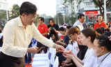 Đưa bạn trẻ về quê đón Tết đoàn viên, lì xì năm mới sinh viên quốc tế