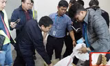 Lực lượng chức năng khám xét lô hàng vi phạm chứa vẩy tê tê