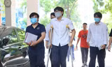 Hà Nội: Thí sinh mang bầu, thí sinh chống nạng dự thi