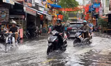 Người dân và du khách bì bõm lội nước ở 'phố Tây' Bùi Viện sau mưa lớn