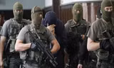 Lực lượng Hamas dùng xe ủi húc đổ hàng rào của Israel trong cuộc tấn công ngày 7/10. (Ảnh: Reuters)