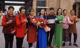 Đoàn du khách Trung Quốc đầu tiên qua cửa khẩu Móng Cái sau 3 năm