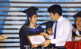 Anh Nguyễn Ngọc Lương, Bí thư TƯ Đoàn trao học bổng Nâng bước thủ khoa cho sinh viên năm 2019 