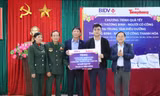 Nhà báo Lê Xuân Sơn và ông Đoàn Huy Hoàng trao tặng quà cho Trung tâm Điều dưỡng người có công tỉnh Thanh Hoá