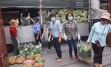 Ảnh: Người dân hỗ trợ tiêu thụ nông sản cho nông dân Mê Linh 