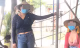 Hai cô gái mời khách mua dâm ngay tại các ki ốt bên đường Mỹ Phước Tân Vạn thuộc phường Thuận Giao, TP Thuận An 