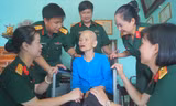 Ban tổ chức chương trình tri ân tại xã Tiến Xuân thăm hỏi Mẹ Việt Nam anh hùng Bùi Thị HẳnẢNH: NGUYỄN MINH