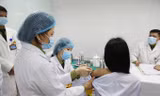 Tiêm mũi vắc-xin đầu tiên ngừa COVID-19 Nano Covax nhóm liều 50mcg cho tình nguyện viên. Ảnh: TTXVN