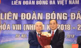 Cựu Chủ tịch VFF Lê Hùng Dũng (trái) tặng hoa chúc mừng tân Chủ tịch Lê Khánh Hải 