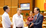 Bí thư Thành ủy TPHCM Nguyễn Thiện Nhân trao đổi với Bộ trưởng LĐ-TB&XH Đào Ngọc Dung và các đại biểu Quốc hội tại phiên thảo luận về Dự thảo Bộ Luật LĐ sửa đổi