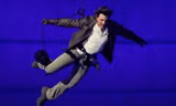 Tom Cruise nhảy từ nóc nhà cao 42 m xuống lễ bế mạc Olympic Paris 