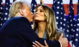 Bộ váy 6.900 USD của bà Melania mừng ông Trump thắng cử