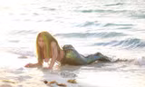 Hậu trường Nicki Minaj thả ngực trần đóng nàng tiên cá trong MV mới