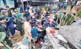 Di dời 46 hộ dân trong đêm trước nguy cơ tiếp tục sạt lở ở Hà Giang