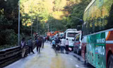 Hàng trăm phương tiện "chôn chân" trên đèo Bảo Lộc