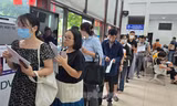 Hà Nội: Công dân xếp hàng chờ làm thủ tục, phường trang bị thẻ rung báo đến lượt
