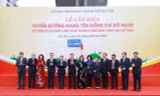 Các đại biểu thực hiện nghi lễ gắn biển mang tên Đỗ Mười, cố Tổng Bí thư Ban chấp hành Trung ương Đảng Cộng sản Việt Nam. 