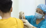 Tiêm thử nghiệm vắc xin ARCT-154 cho tình nguyện viên, sáng 15/8.