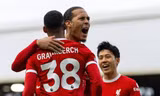 Các cầu thủ Liverpool ăn mừng sau khi giành chiến thắng trước Fulham.