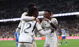Vinicius ăn mừng cùng Camavinga và Bellingham.